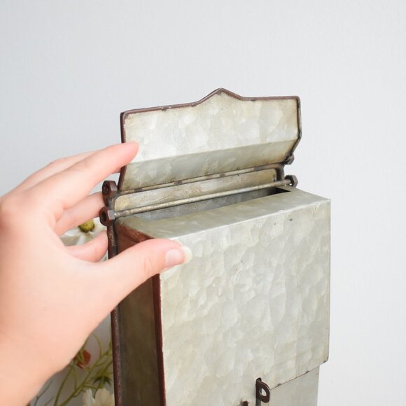Vintage Rustic Silver Galvanized Metal Mailbox Country Farmhouse Decor - Picture 3 of 16